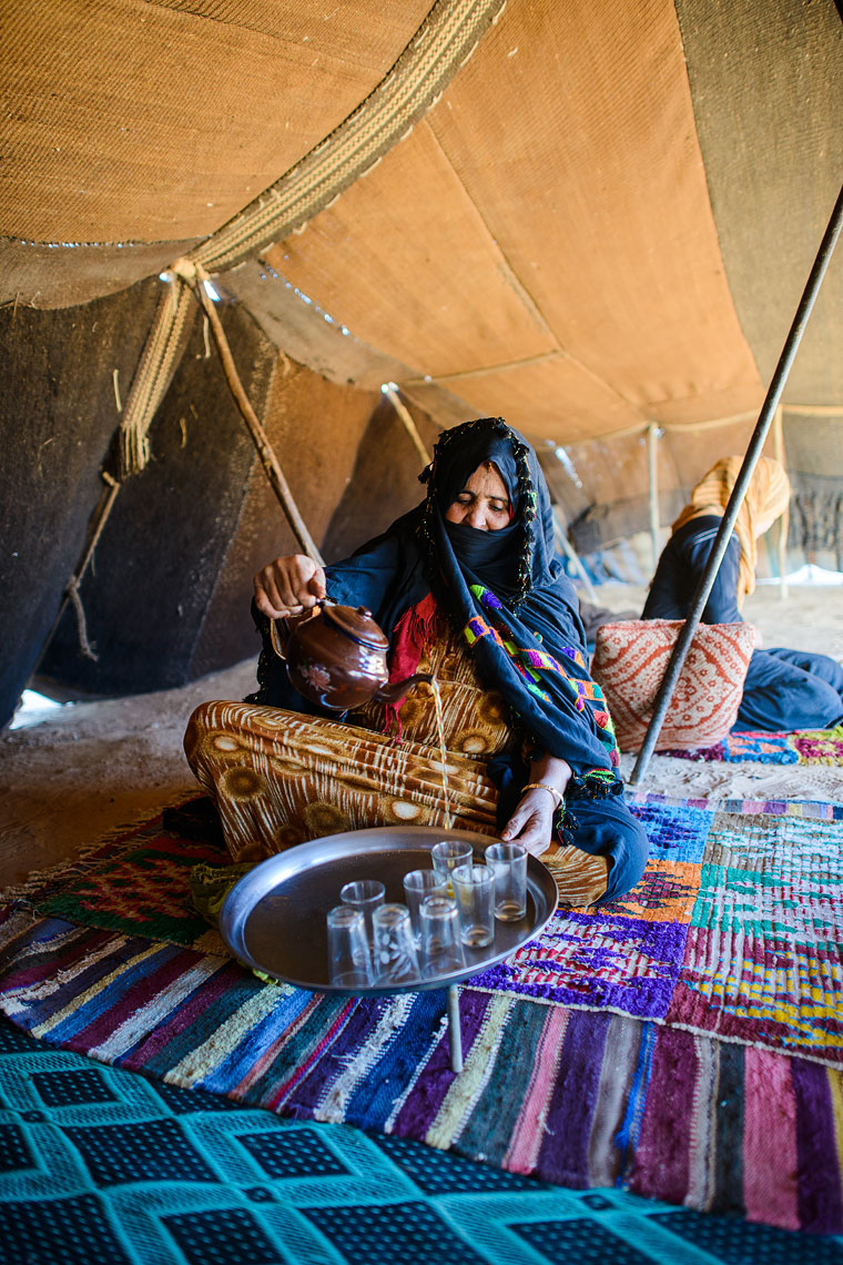 sahara-desert-tea-pouring-morocco